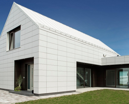 Hisa-z-Inotherm-alu-vhodnimi-vrati