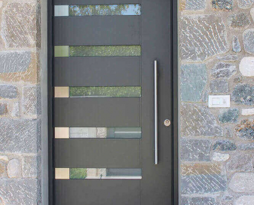 alu-vrata-konbinacija-kamnita-fasada (1) (1) (1) (1) (1) Aluminium-Eingangstür in Dunkelgrau an einem Steinhaus.