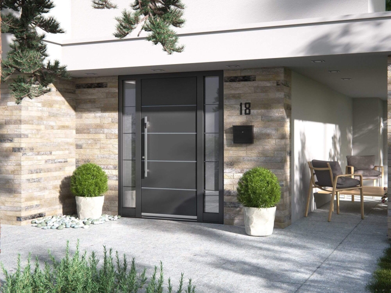 vhod moderne hiše s sivimi vrati z obsvetlobo ter hišno številko
