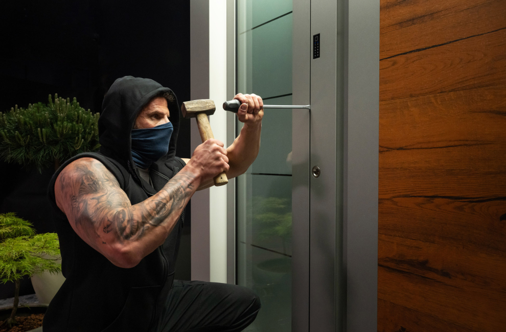 Vlomilec neuspešno vlamlja v siva vhodna vrata