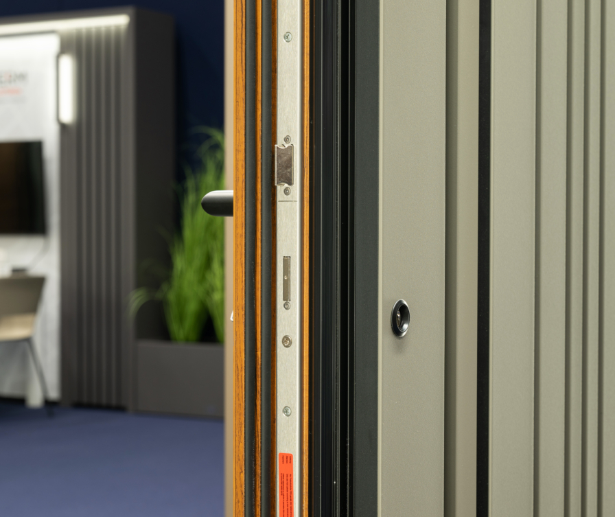 Aluminiowe drzwi wejściowe antywłamaniowe z masywną ramą i wielopunktowym systemem zamykania