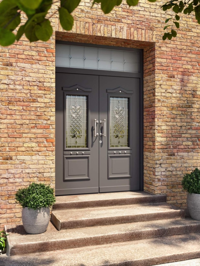 Starinska, rustikalna vhodna vrata z modernim pridihom, steklenimi vitraži in dekorativnimi okvirji