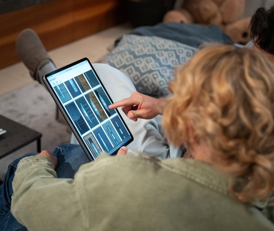 Družina, ki na tablici gleda Inotherm spletni konfigurator