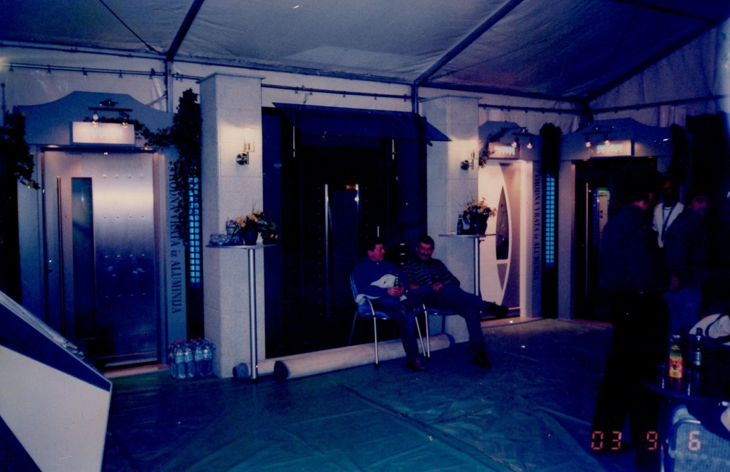 Stare zdjęcie targów, na których wystawiał się również Inotherm