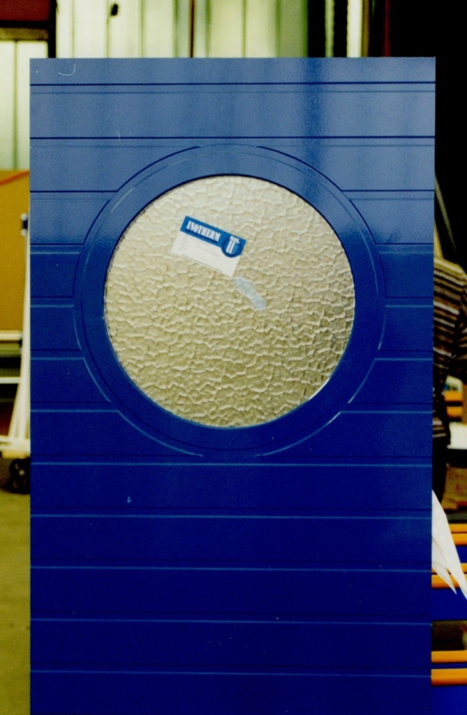 Stare zdjęcie jednych z pierwszych drzwi wejściowych Inotherm