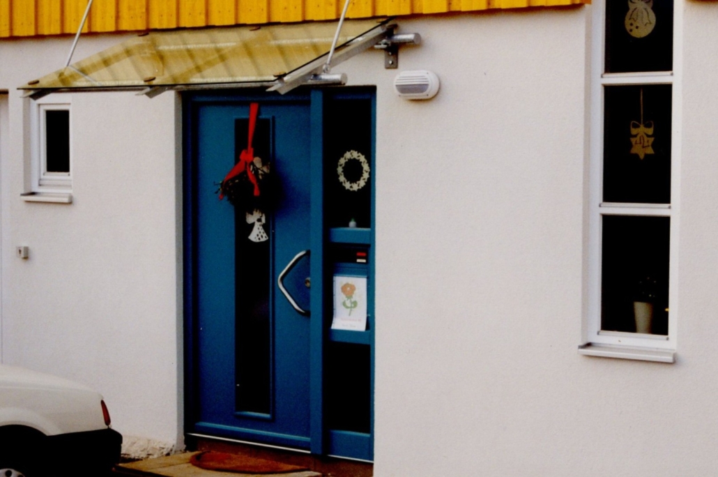 Stare zdjęcie niebieskich drzwi wejściowych