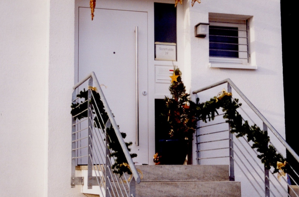 Stare zdjęcie białych drzwi wejściowych