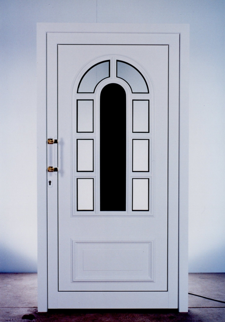 Jedne z pierwszych drzwi wejściowych Inotherm – białe drzwi z przeszkleniem i czarnym dekorem